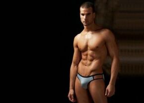 burrë me pantallona të shkurtra me penis të zgjeruar