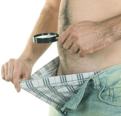 një burrë ekzaminon penisin e tij dhe dëshiron ta zmadhojë atë