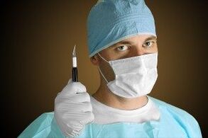 Kirurg që kryen operacion për zgjerimin e penisit për arsye mjekësore
